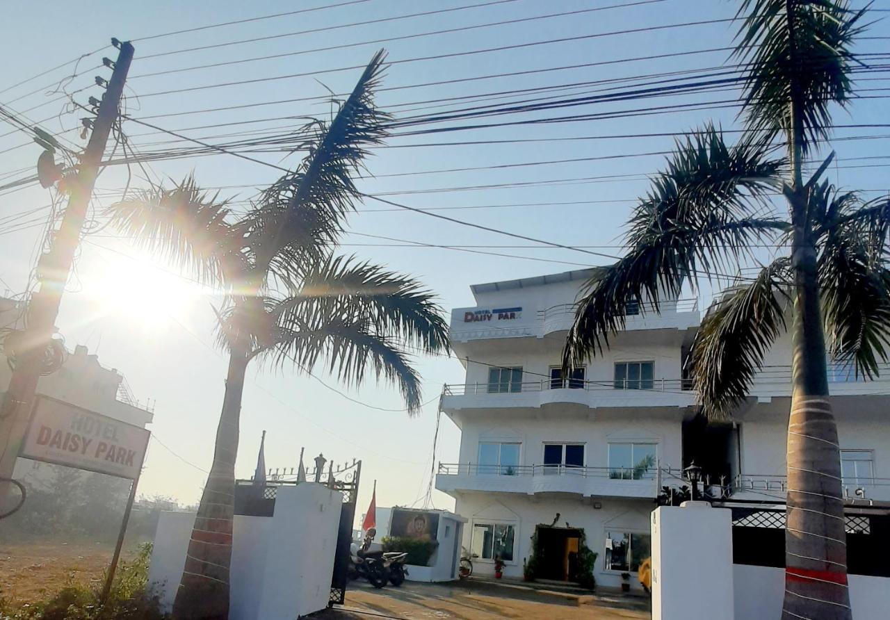 Hotel Daisy Park Siddharthanagar ภายนอก รูปภาพ